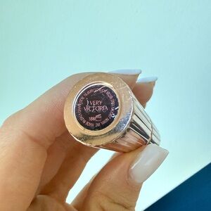 Charlotte Tilbury in Very Victoria lipstick